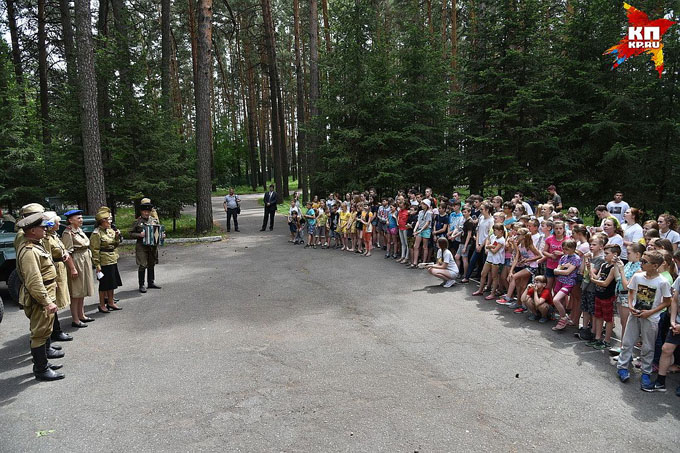 В лагере для детей были исполнены песни военных лет. Фото: Влад КОМЯКОВ